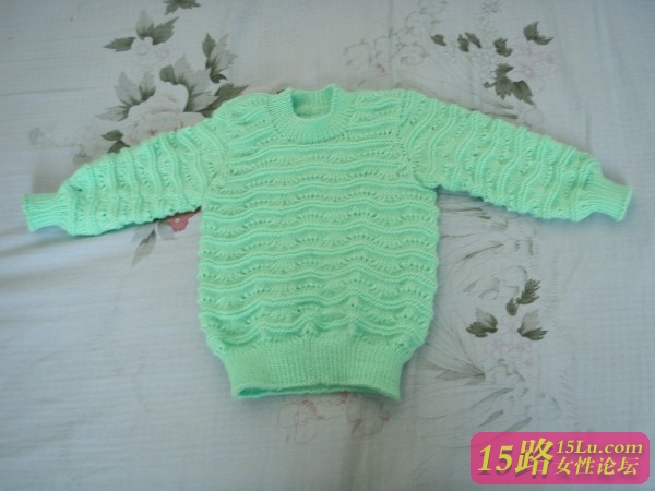 这件毛衣是我帮小婴儿织的,织的花样是双凤凰尾花型