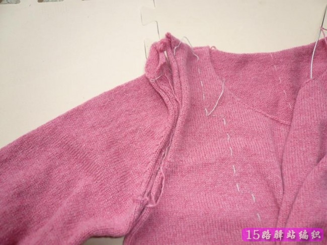 下面分享一个实用的教程,教大家如何缝毛衣袖子