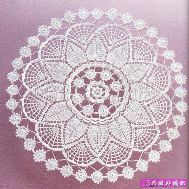 钩针编织的漂亮的桌布花样图片