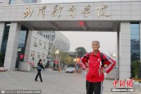 八旬老人蹭课10年，张仁鹏老人是最大的体育生！