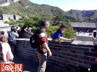好险！家长让孩子在长城城墙上劈叉拍照，盘点中国游客“十大陋习”