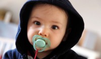 婴儿吃安抚奶嘴的危害，安抚奶嘴不宜过早使用
